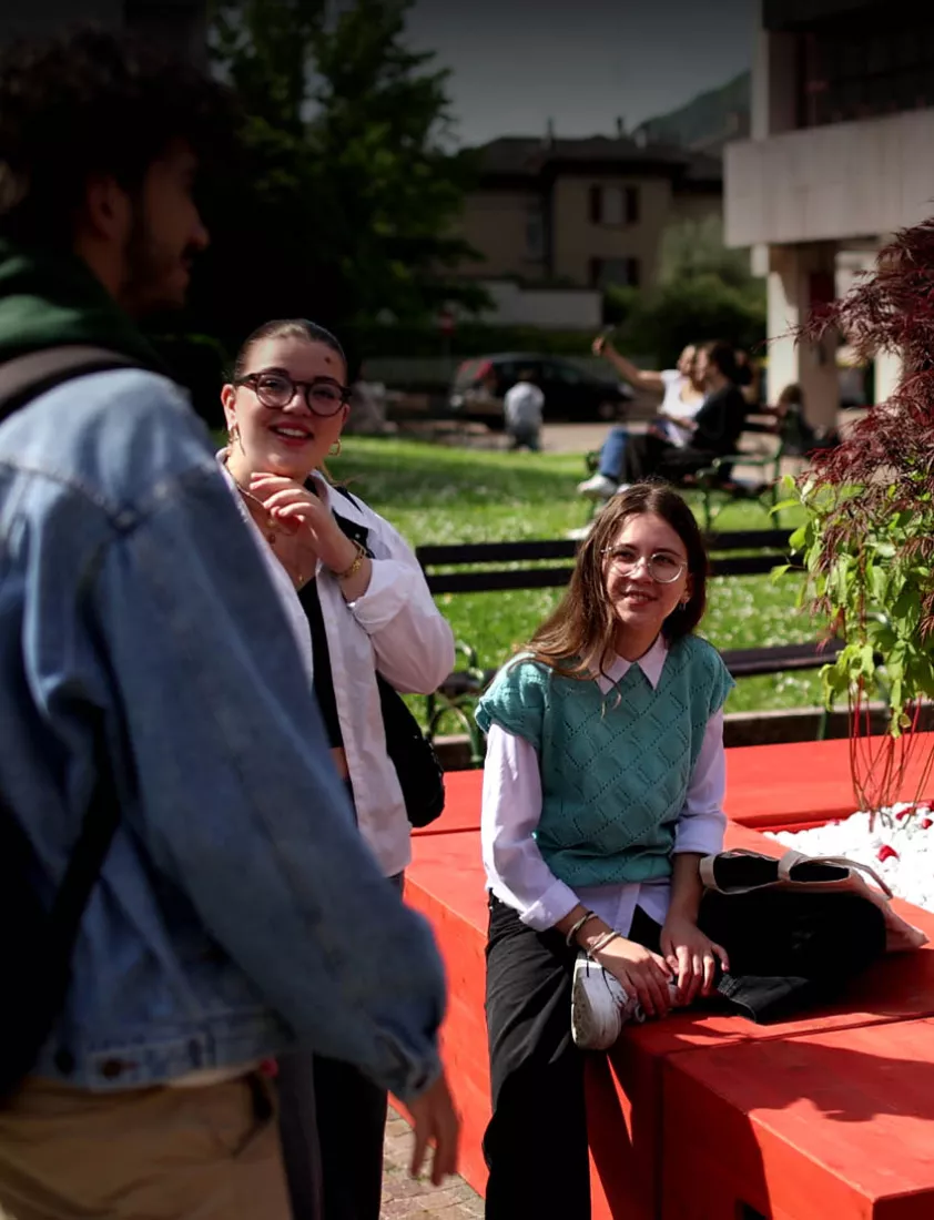 studenti sorridenti spazi esterni Economia