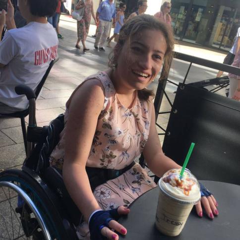 Beatrice Nonni che beve un frullato