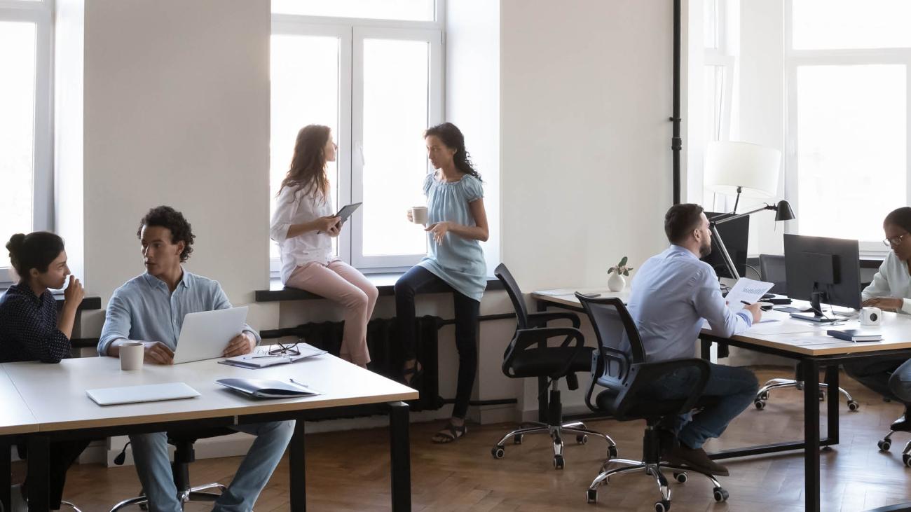 gruppo di persone in un ufficio