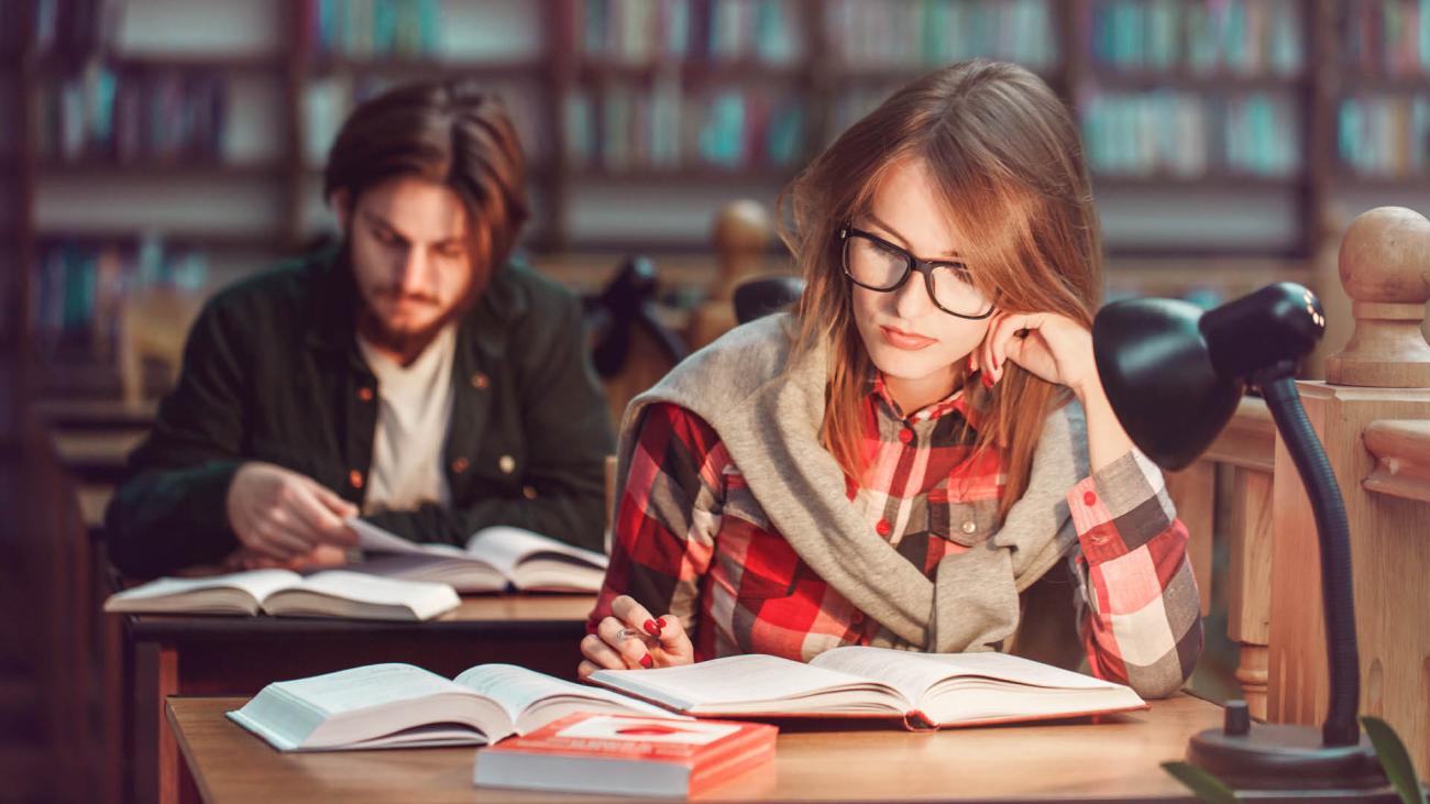 studenti che studiano in biblioteca