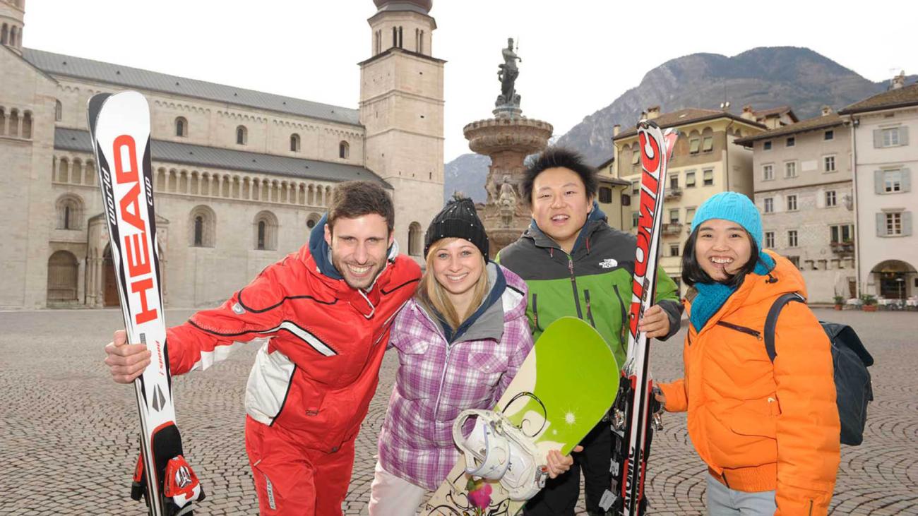 gruppo di studenti internazionali in tenuta da sci in Piazza Duomo