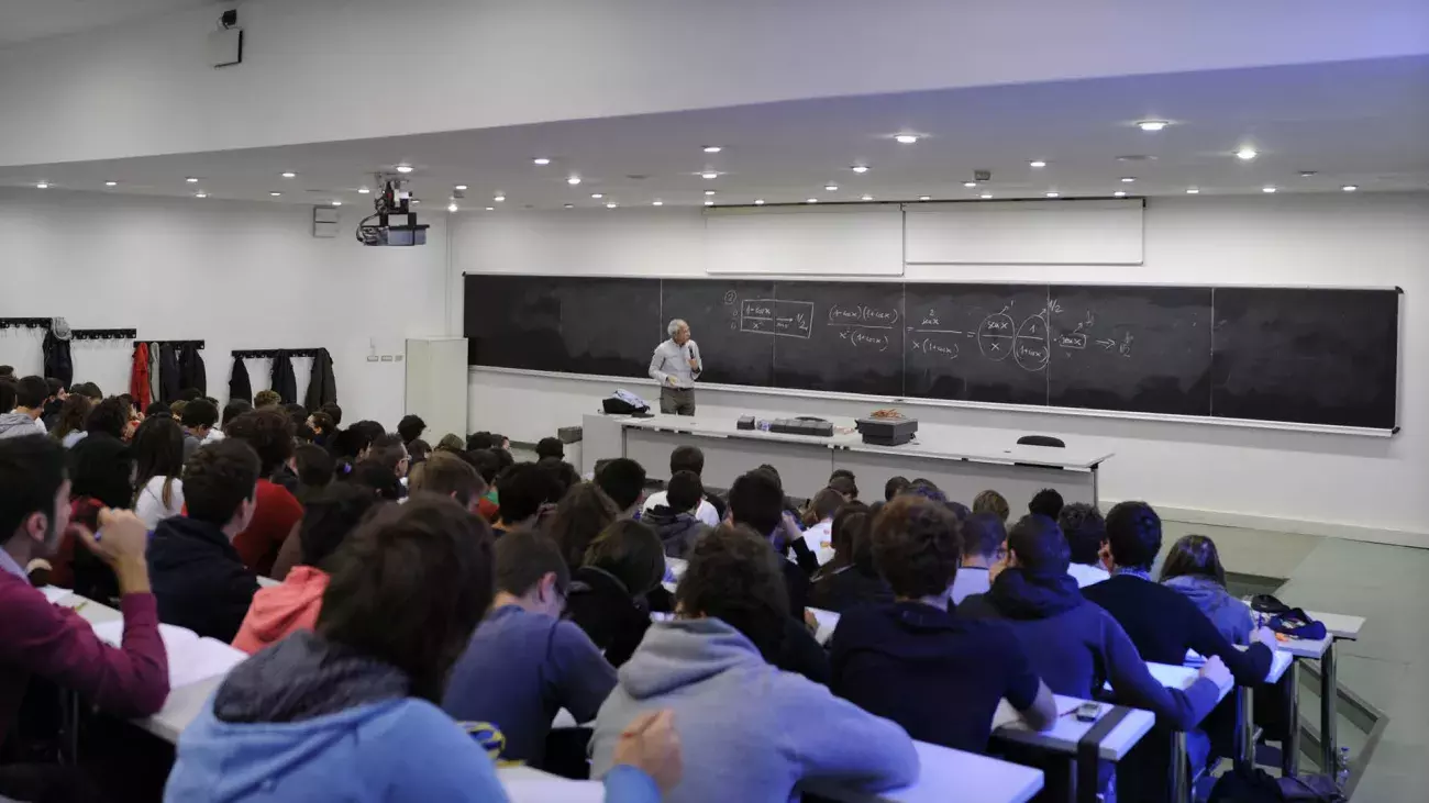 studenti a lezione in aula