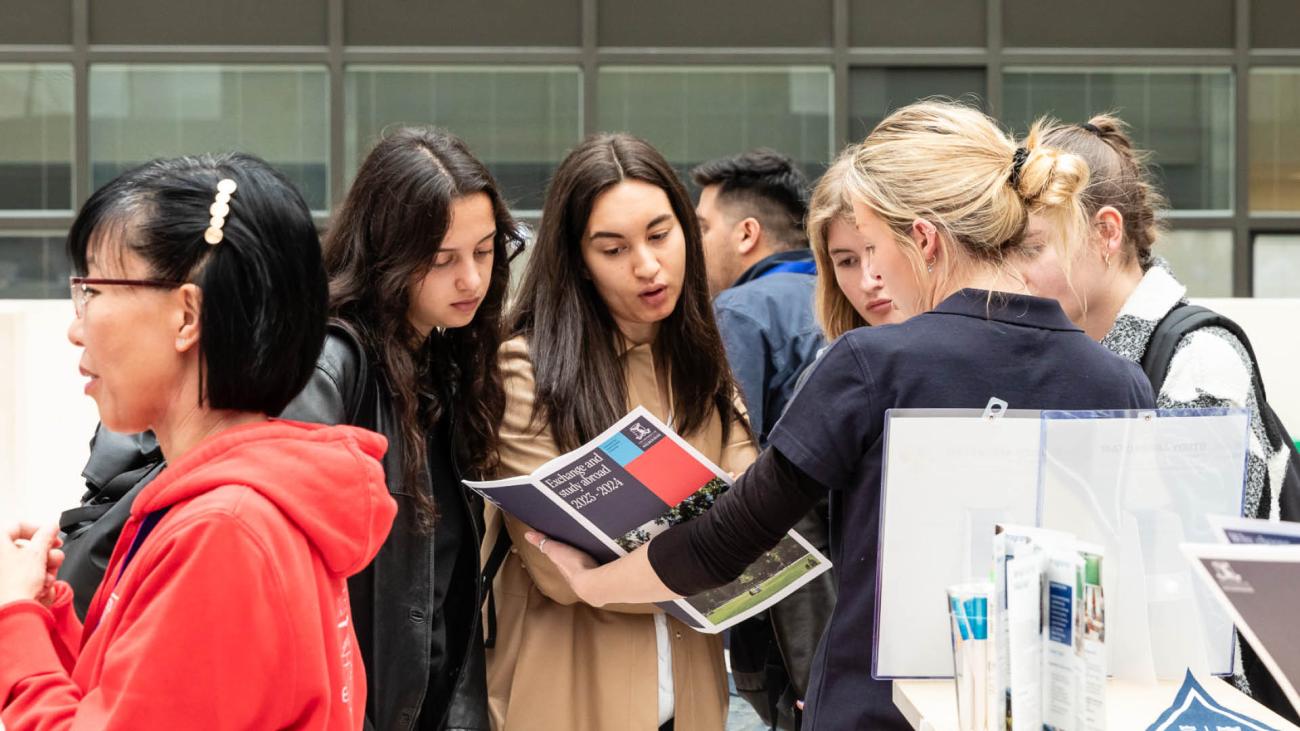 gruppo di studenti che consultano una brochure informativa