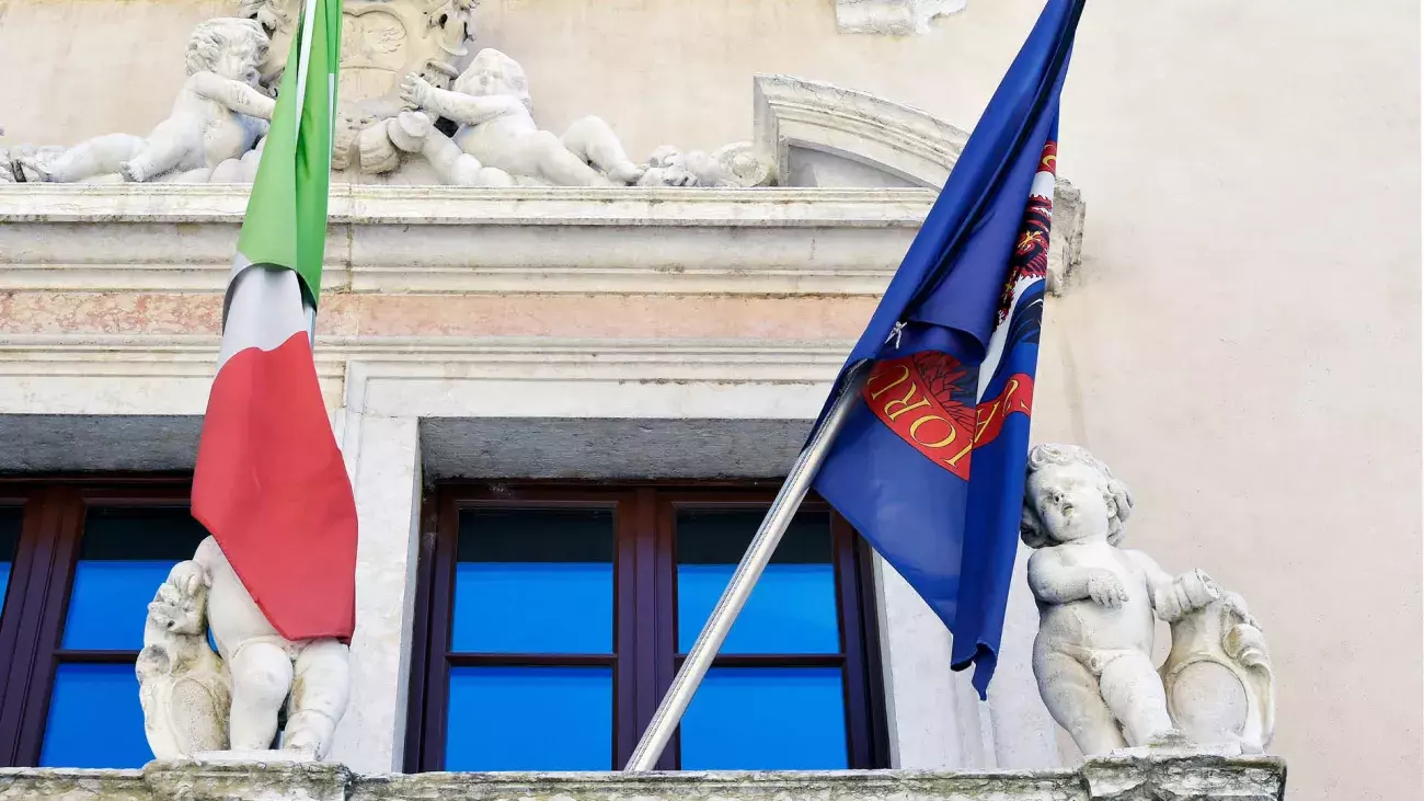 particolare facciata Rettorato con bandiere