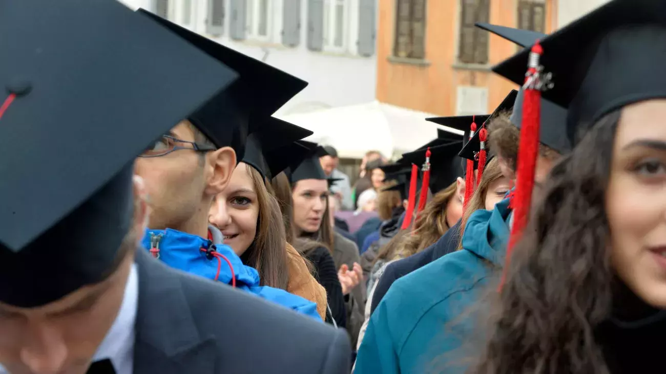 volti di laureati con tocco