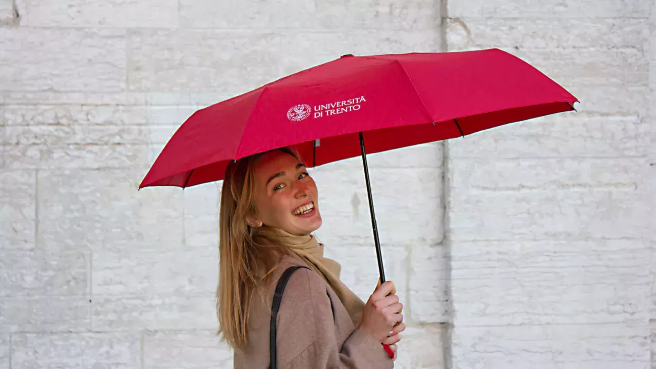 foto di ragazza sotto ad un ombrello