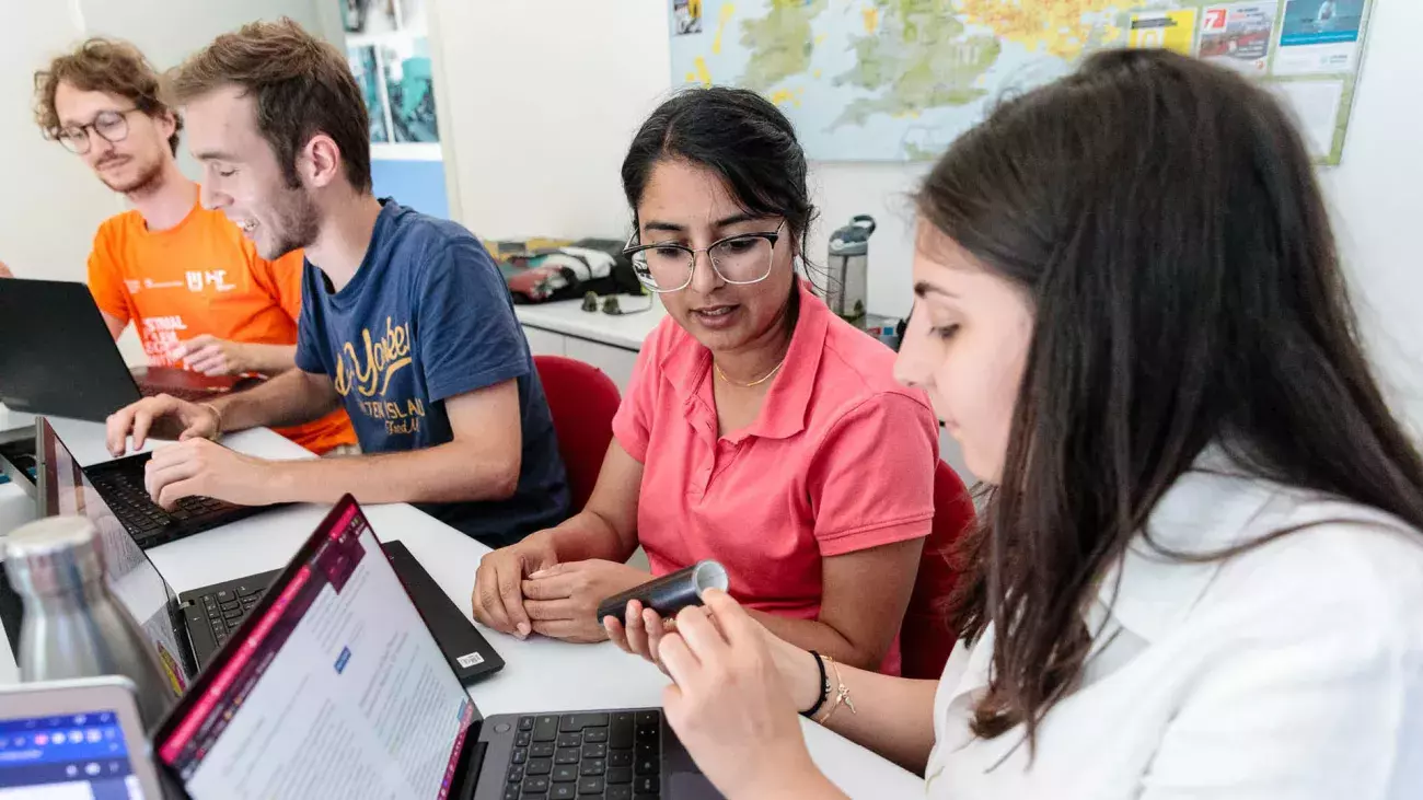 Ricercatori e ricercatrici al pc