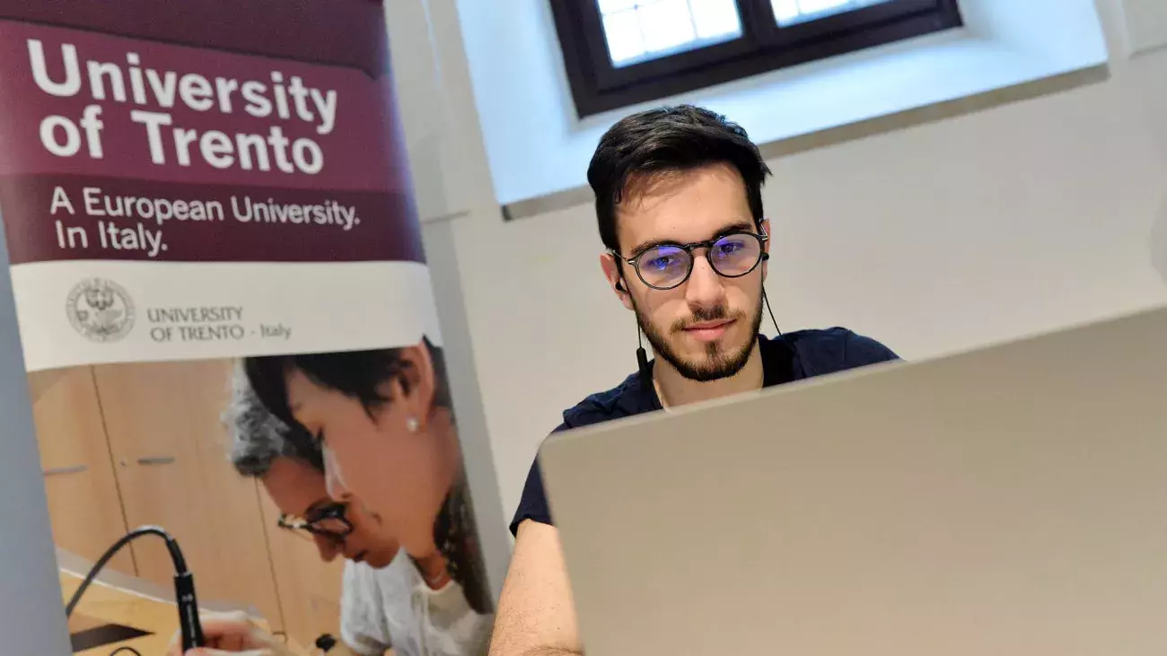 studente al lavoro con laptop in un ufficio UniTrento