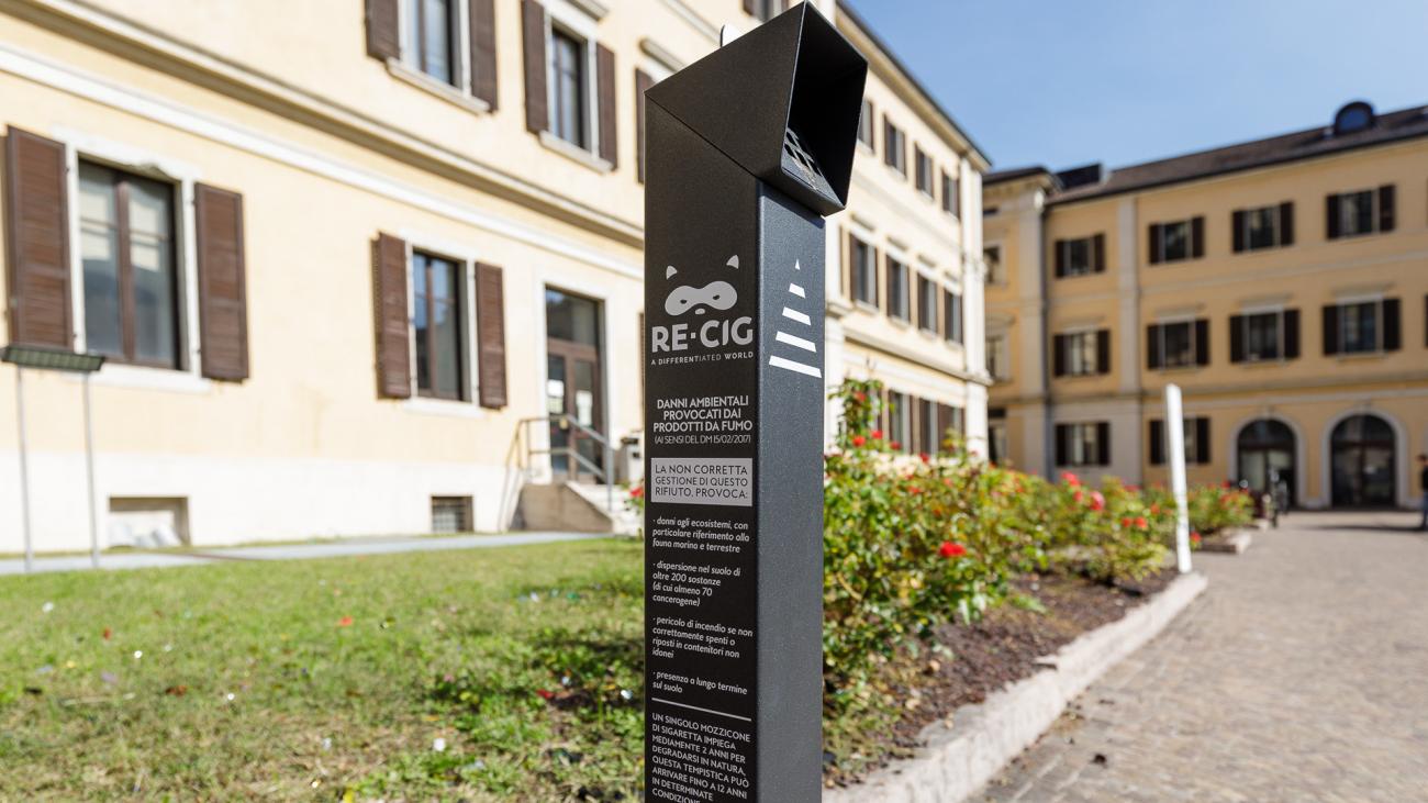 cortile di economia con recig contenitore mozziconi sigarette