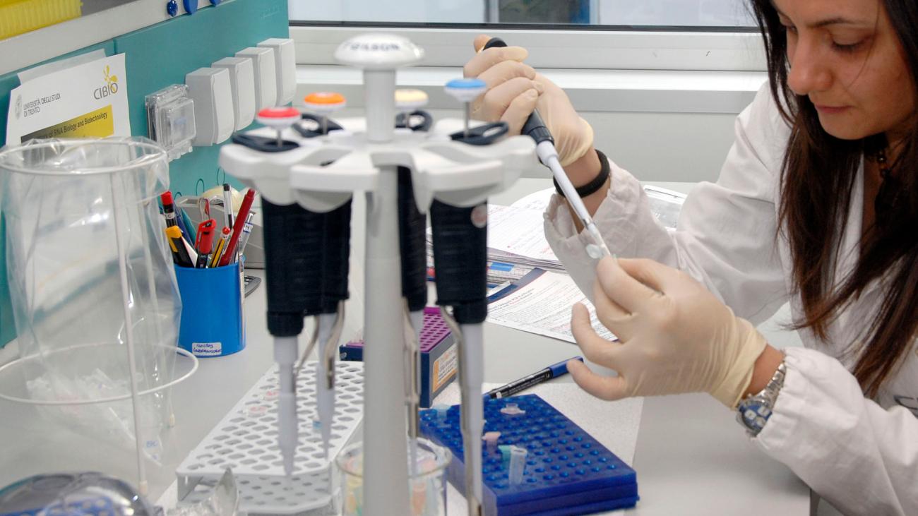 ricercatrice del CIBIO al lavoro