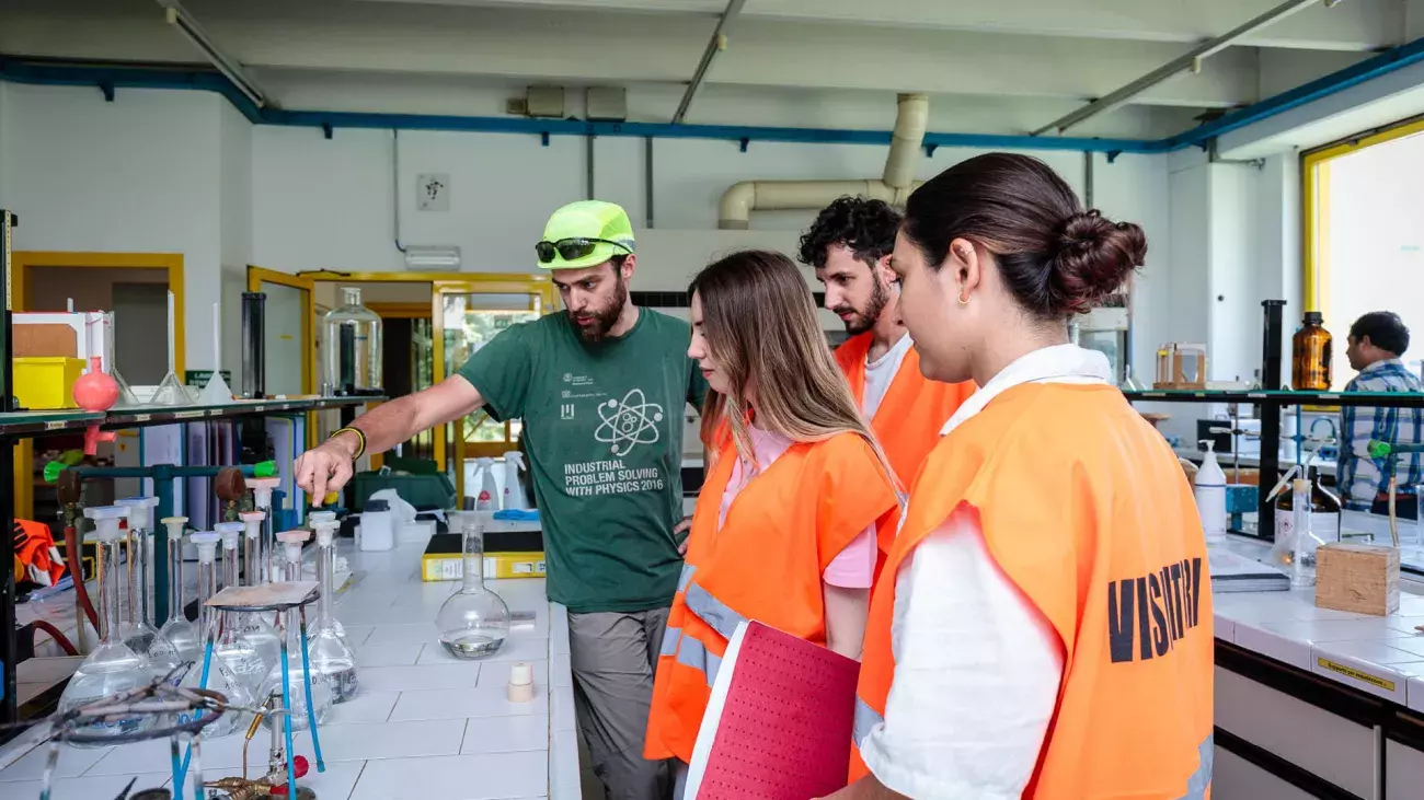 gruppo di partecipanti a IPSP 2023 in laboratorio