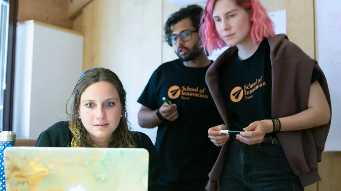 ragazzi con laptop e t-shirt School of Innovation