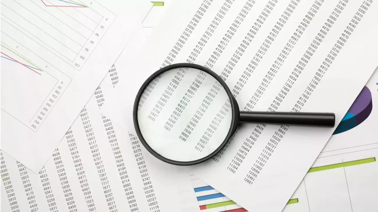 lente di ingrandimento sopra fogli con dati numerici