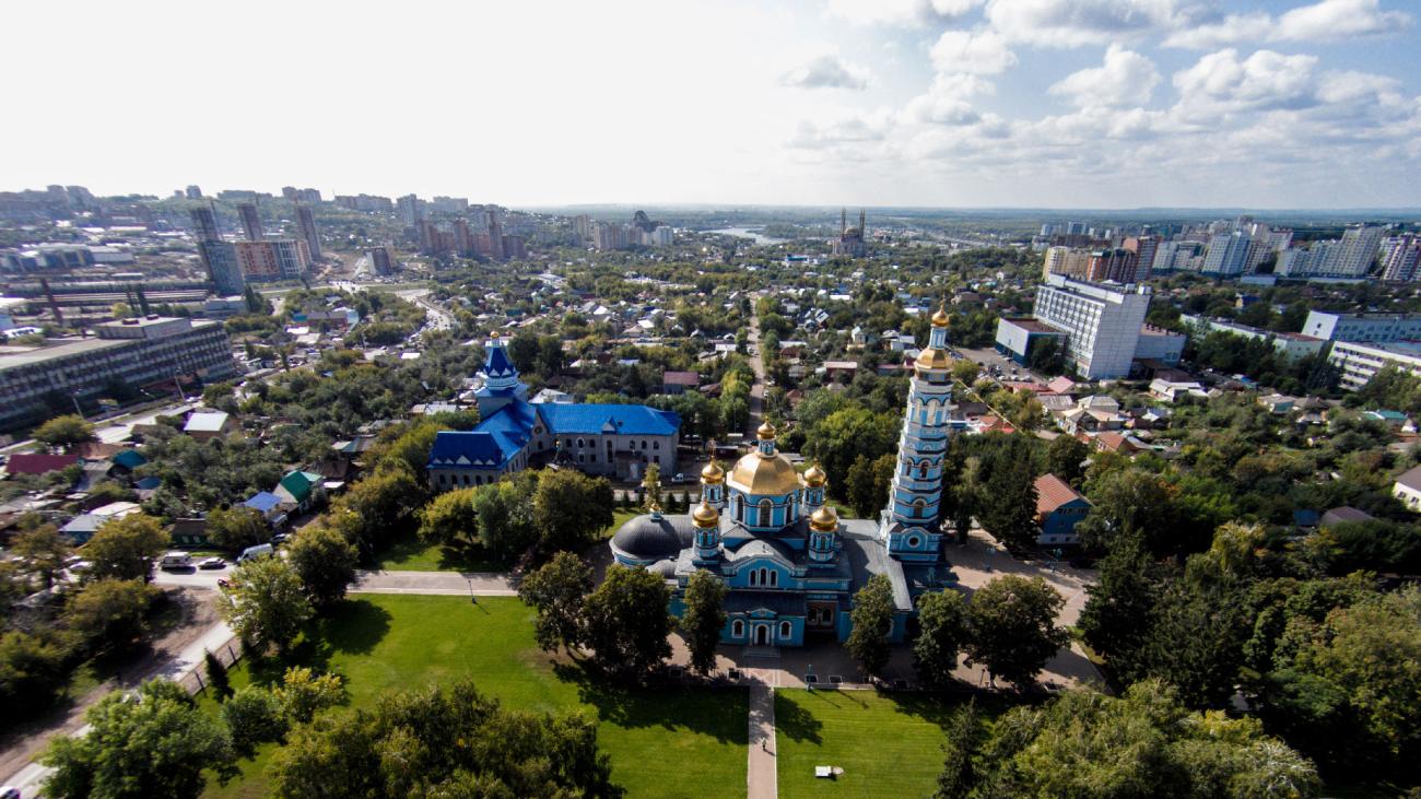 Temple and mosque in one picture. Background of the river. Ufa, capitale della Repubblica del Bashkortostan