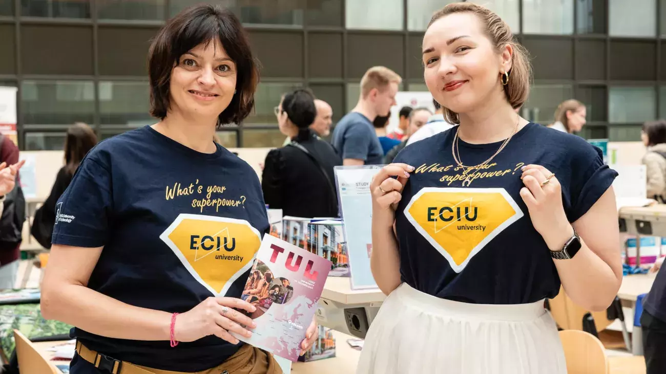 ragazze con t-shirt ECIU university