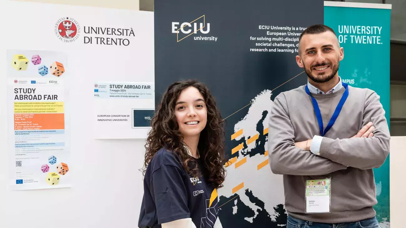 ragazza e ragazzo alla study abroid fair
