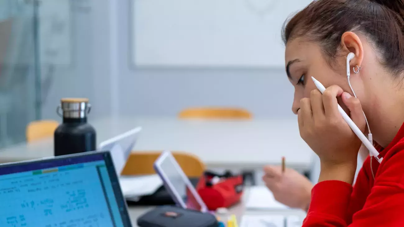 studentessa che studia al computer
