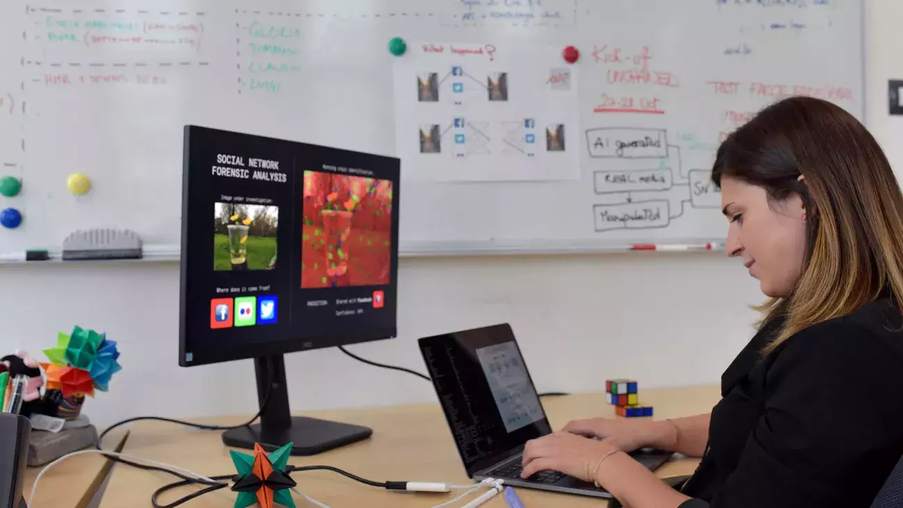 ricercatrice al lavoro al computer con lavagna sullo sfondo