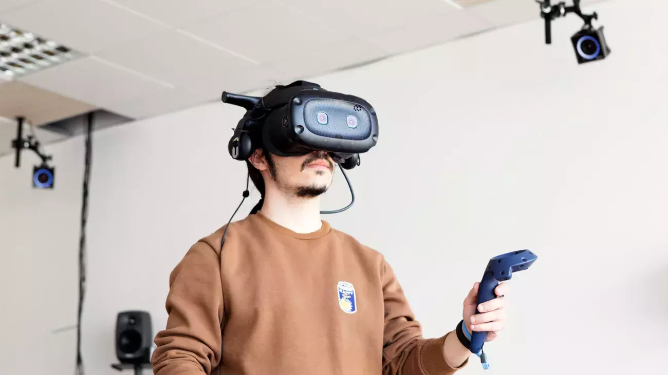 persona con visore in laboratorio