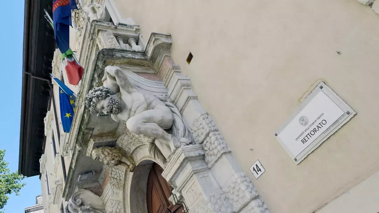 particolare ingresso Palazzo Sardagna con targa Rettorato