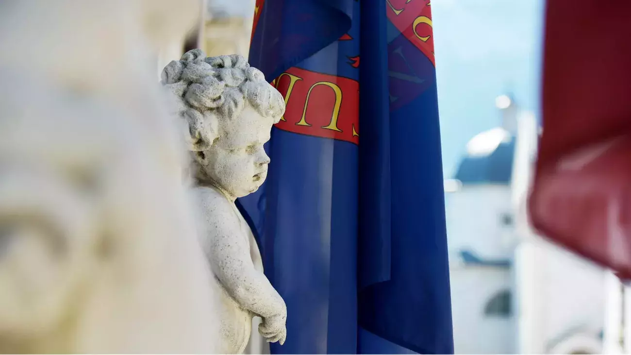 particolare putto in pietra balcone Palazzo Sardagna