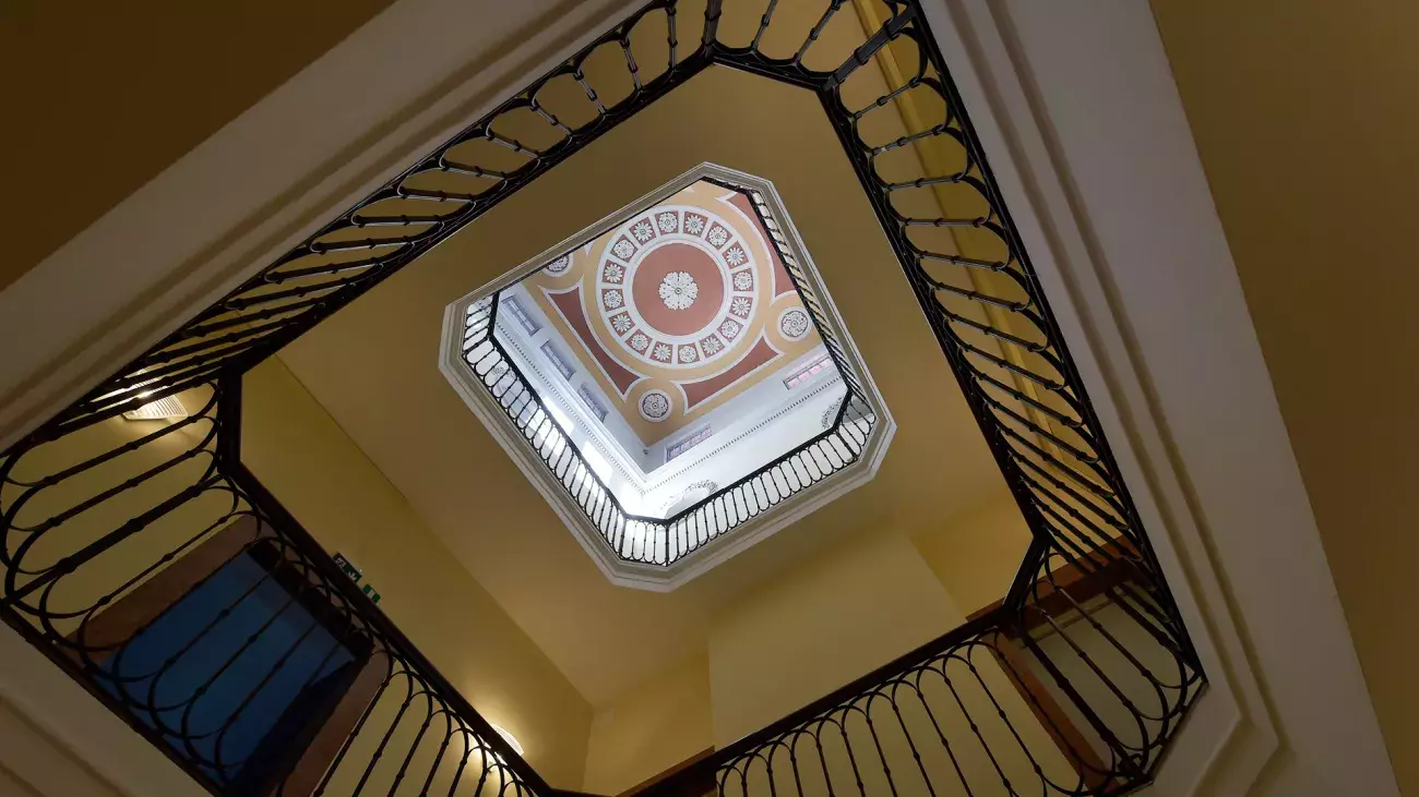 Interno giro scale Palazzo Consolati, dal basso verso l'alto, soffitto decorato
