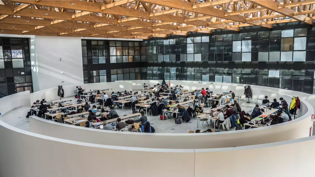 vista del catino interno di Palazzo Prodi con persone, struttura in legno sovrastante