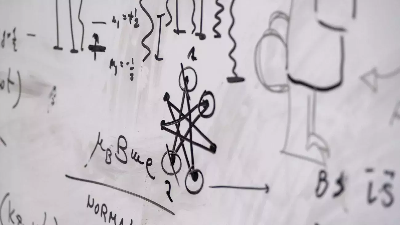 lavagna bianco con formule matematiche in pennarello nero