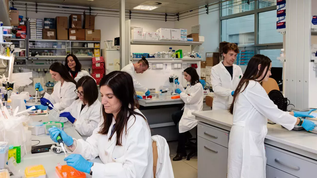 Laboratorio del CIBIO ricercatori al lavoro con strumentazioni