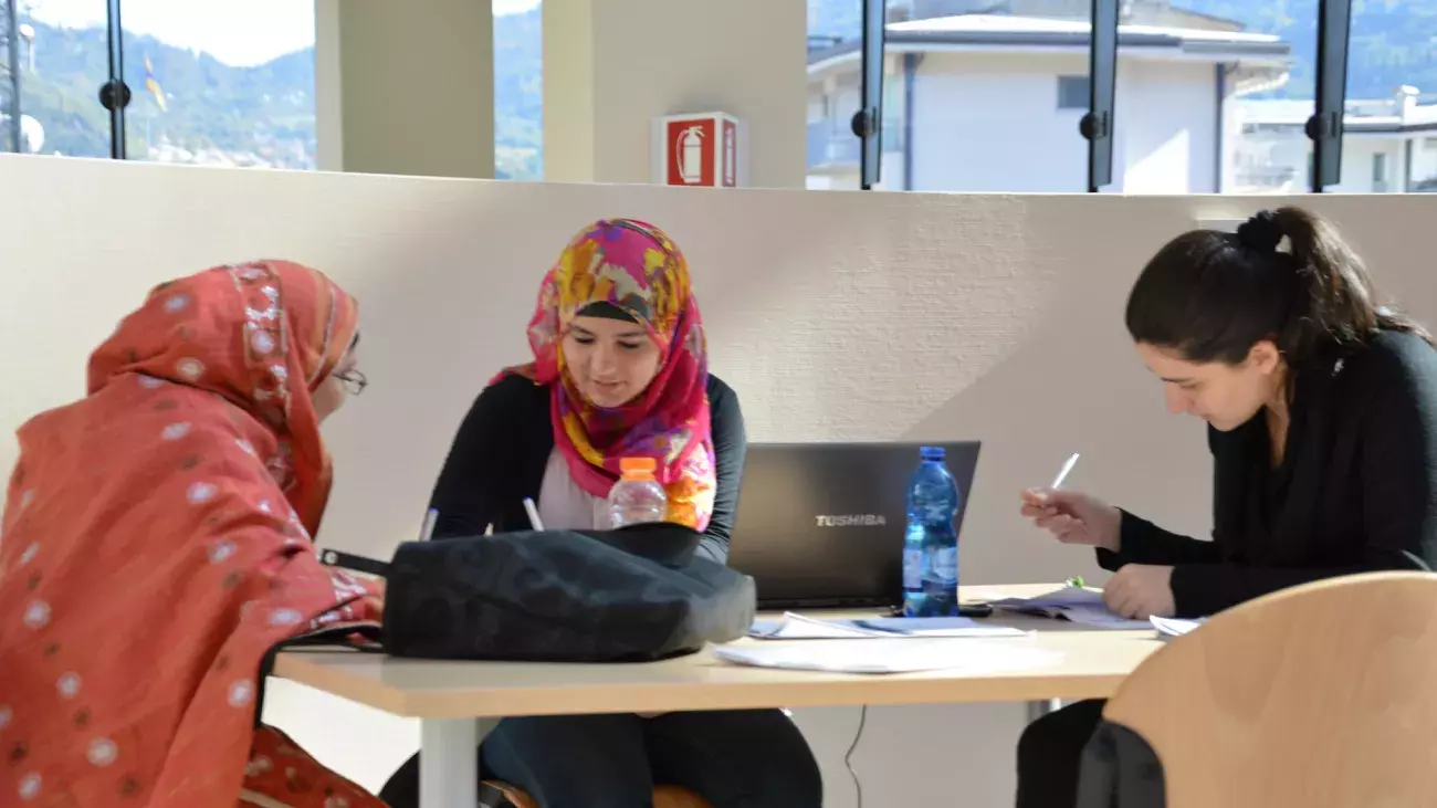 ragazze interculturali che studiano