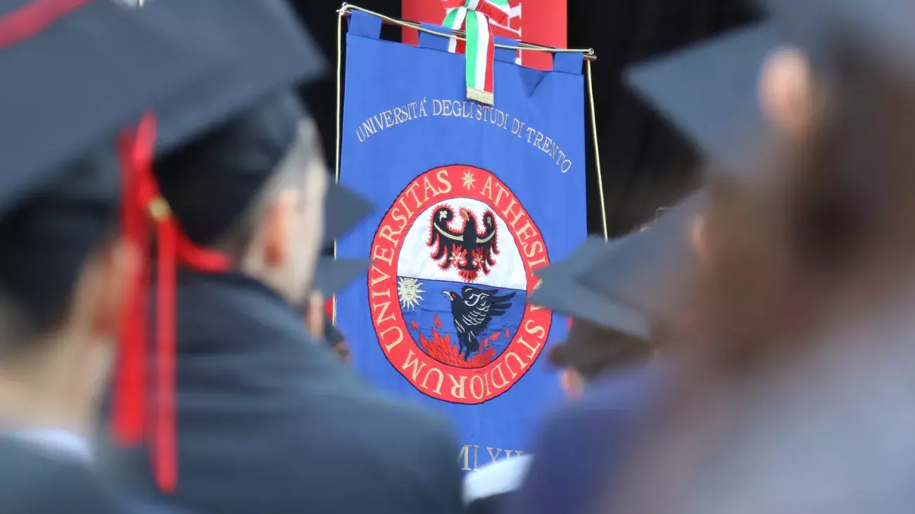 gonfalone Università di Trento, sigillo con aquila