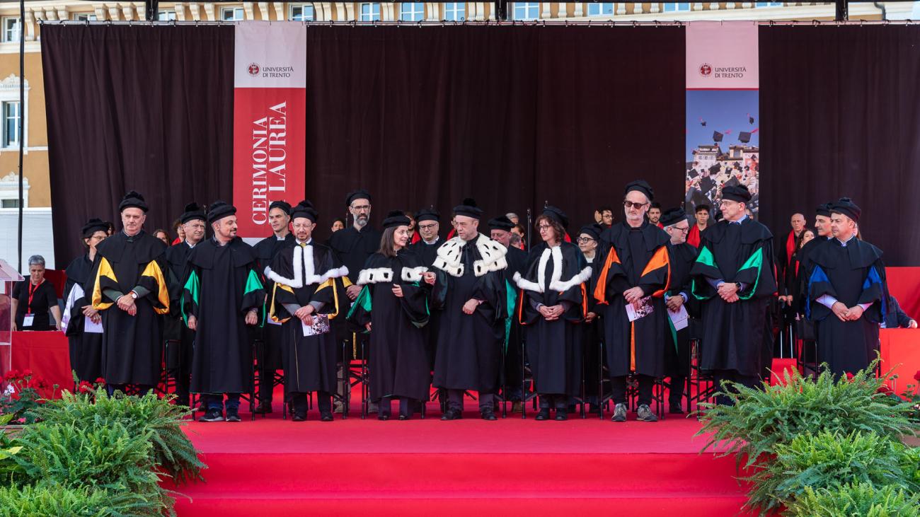 Rettore e prorettori sul palco della Cerimonia di laurea