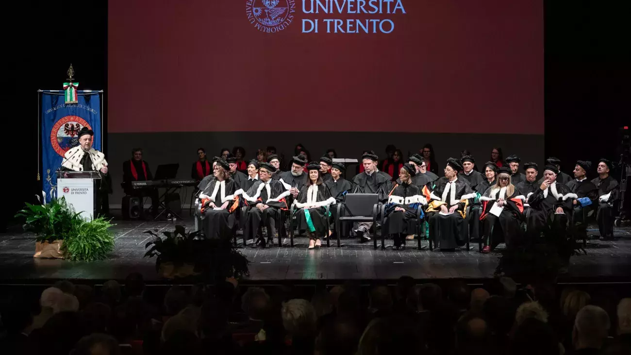 Rettore e prorettori con toga e ermellino