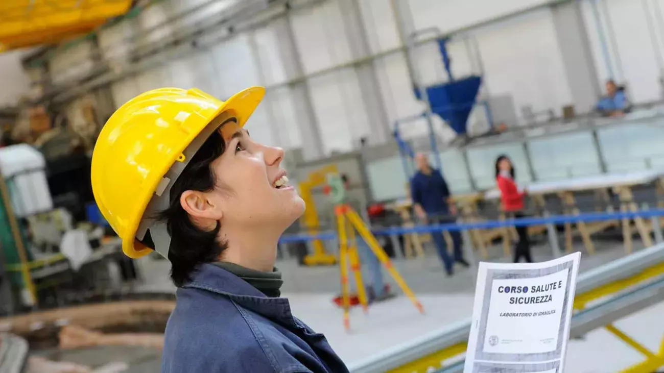 ragazza con dispositivo di sicurezza in cantiere edile