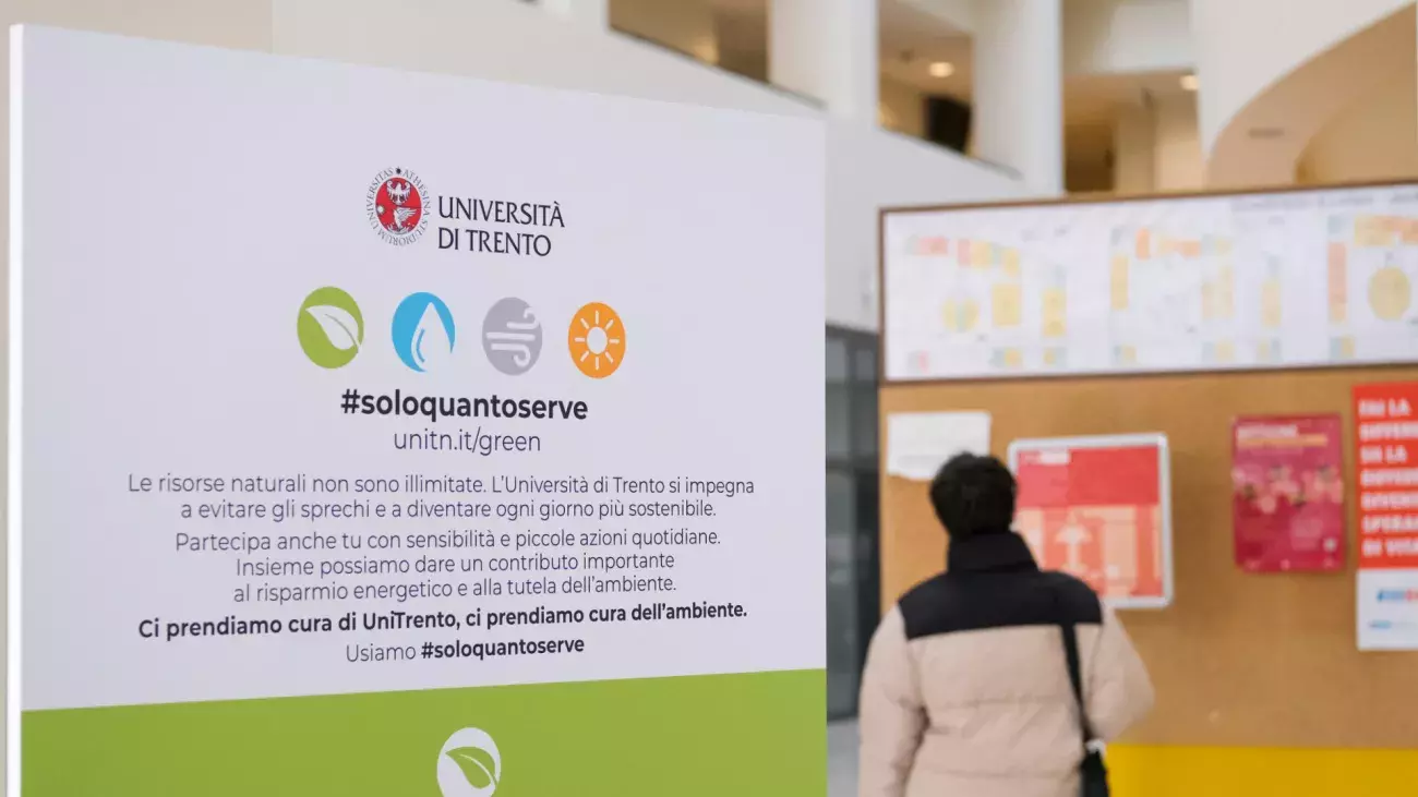 foto totem campagna soloquantoserve nell'atrio di Palazzo Prodi