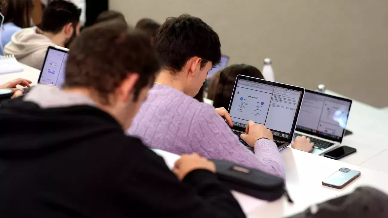 studenti seduti al banco di schiena con laptop