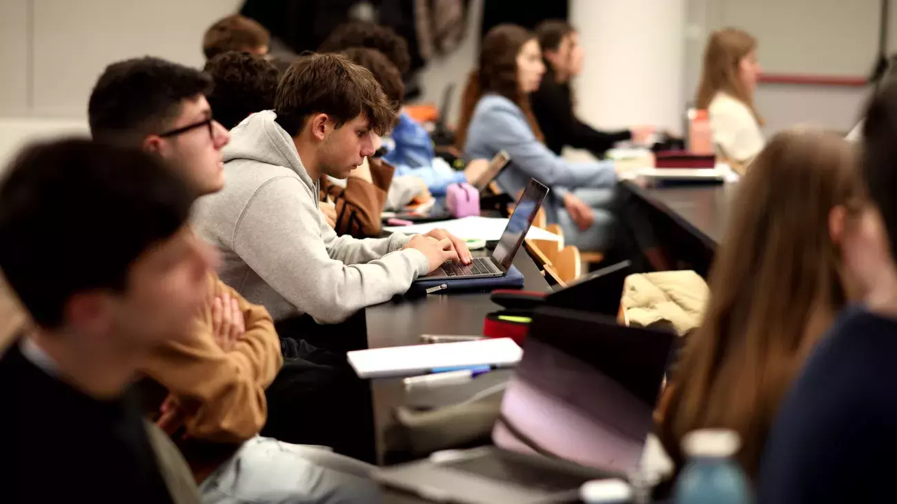 studenti seduti al banco durante una lezione