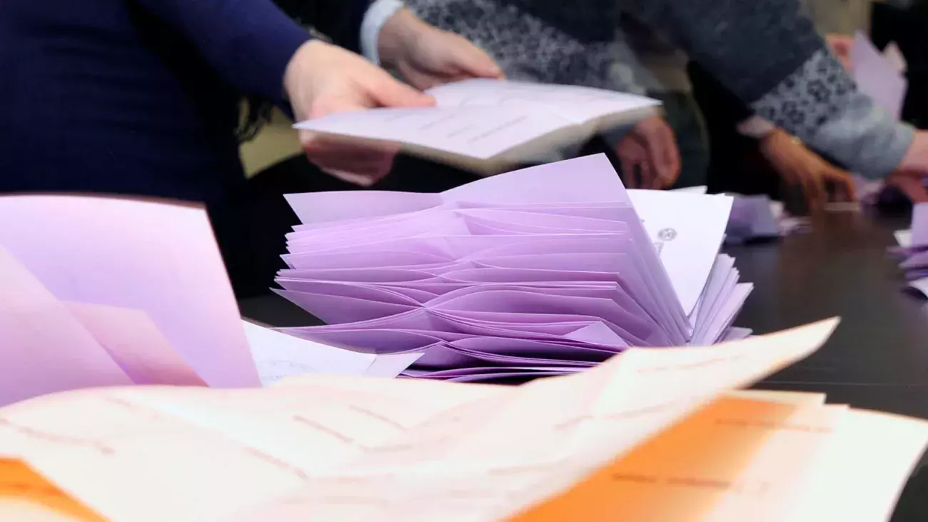 particolare mani, spoglio schede elettorali