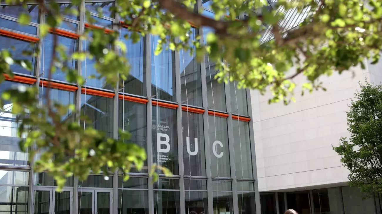 facciata in vetro con fronde in primo piano edificio Biblioteca Universitaria Centrale