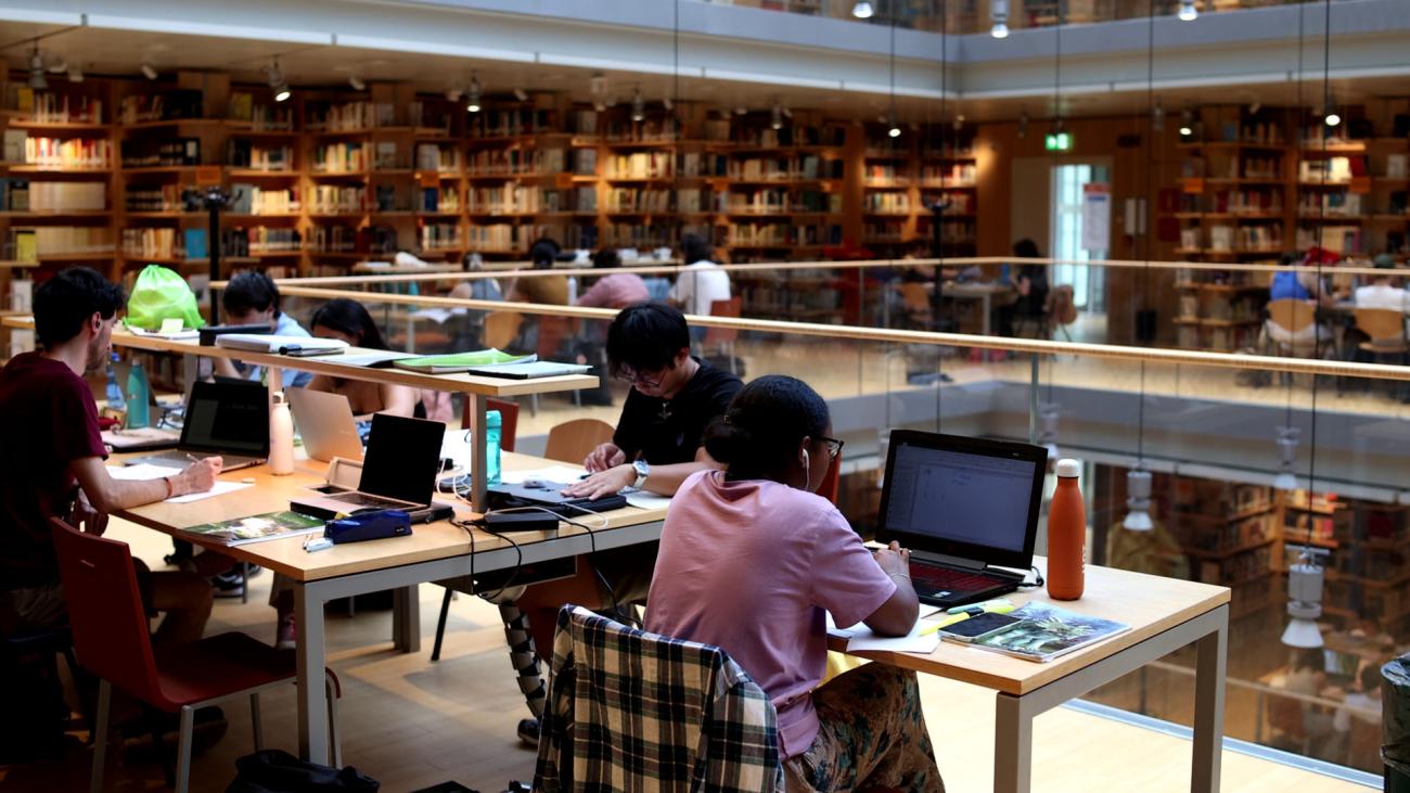 studenti seduti con laptop presso la Biblioteca Centrale