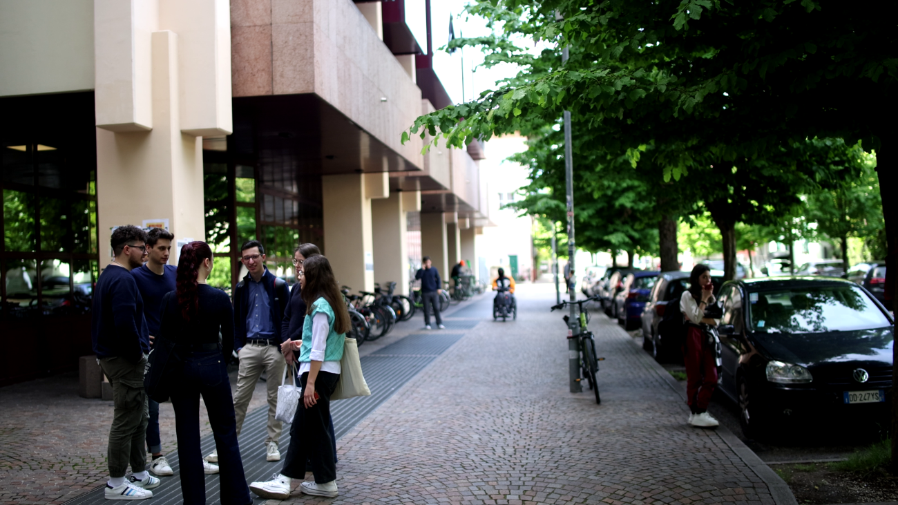 Via Inama con studenti, vista di scorcio Palazzo di Economia