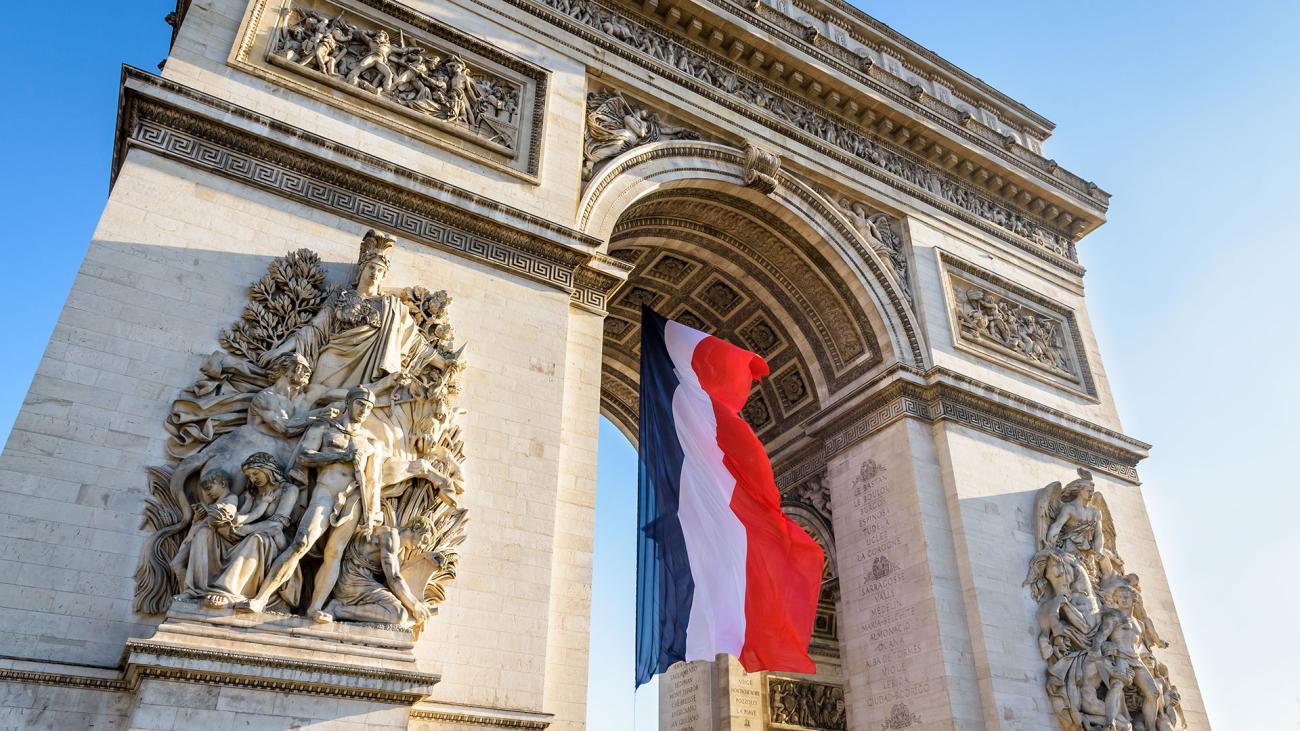 Arco di Trionfo Parigi con bandiera Francese