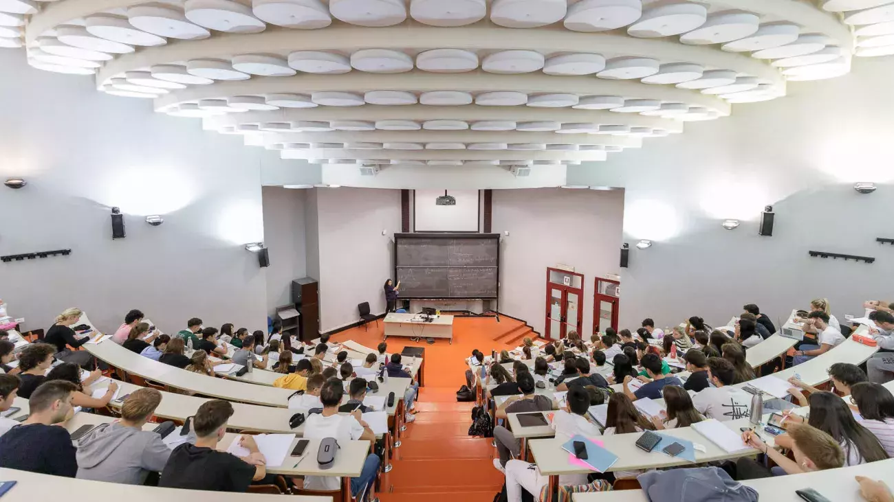 aula di Economia con studenti e docente cha fa lezione