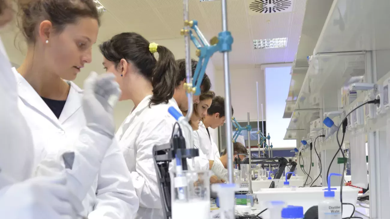 studenti in camice in laboratorio