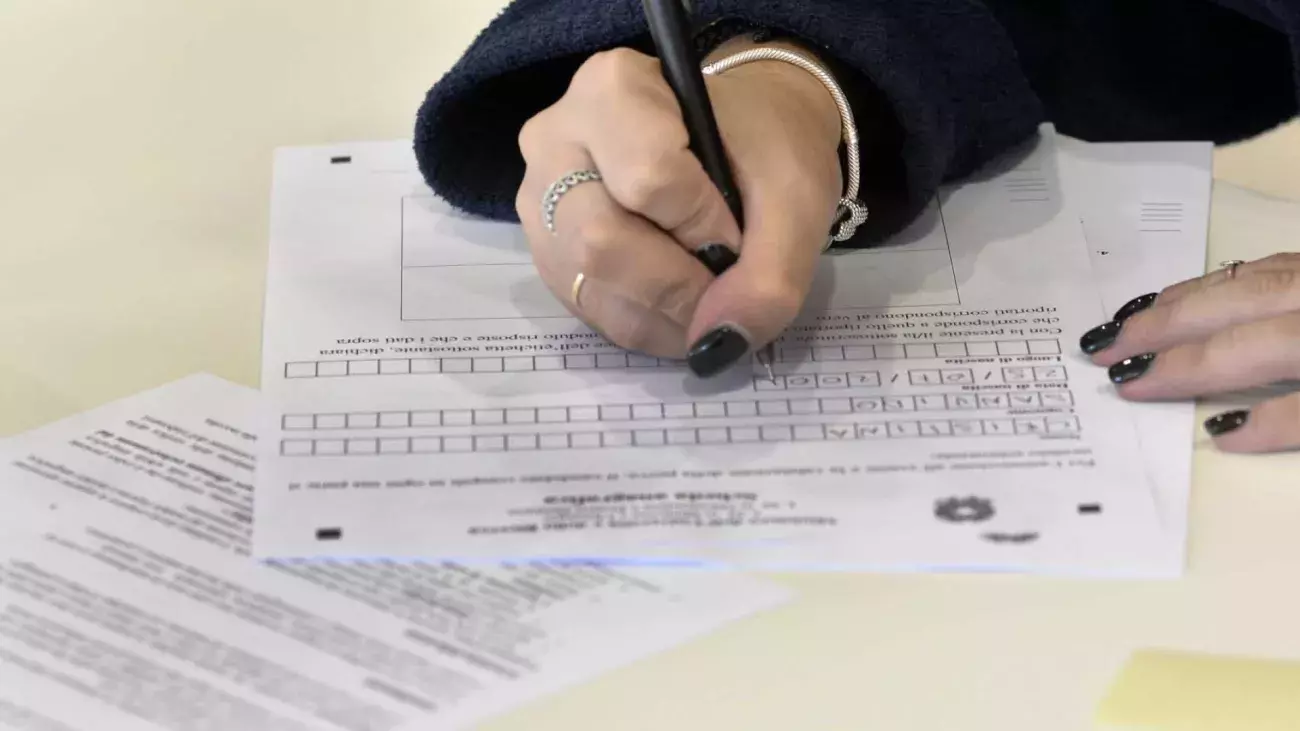 mani che scrivono, scheda da compilare