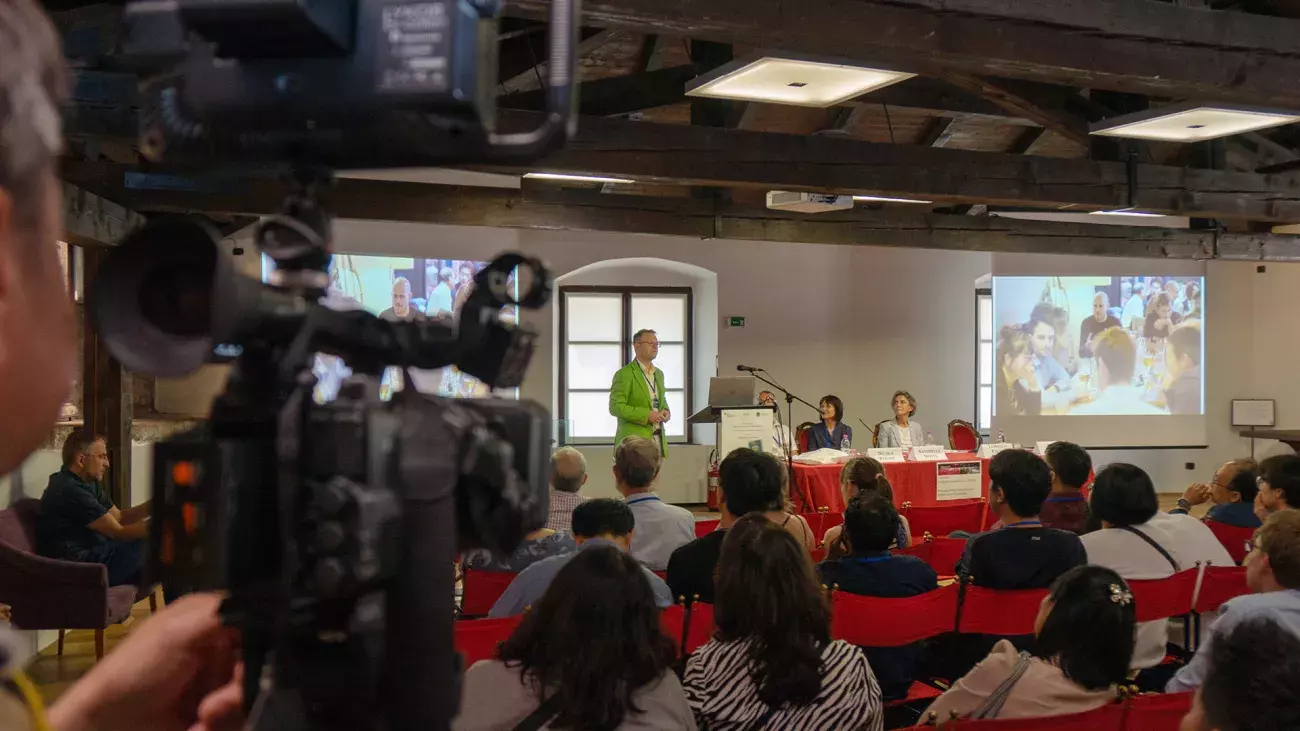 aula con persone durante un convegno