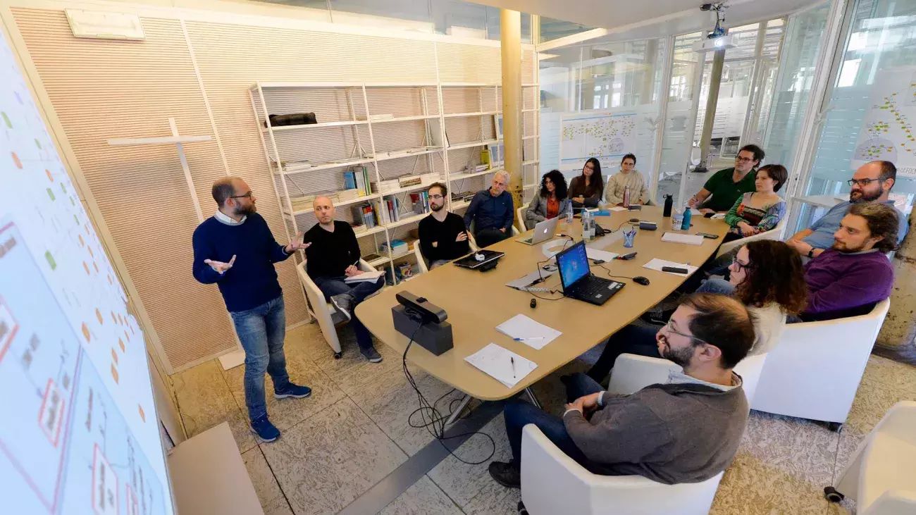 riunione centri Cosbi e Cibio, persone intorno ad un tavolo