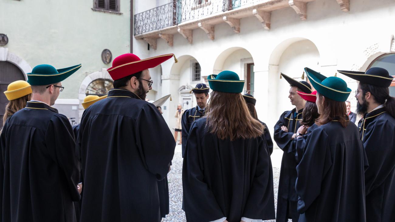 Dottori di ricerca con toga e copricapo