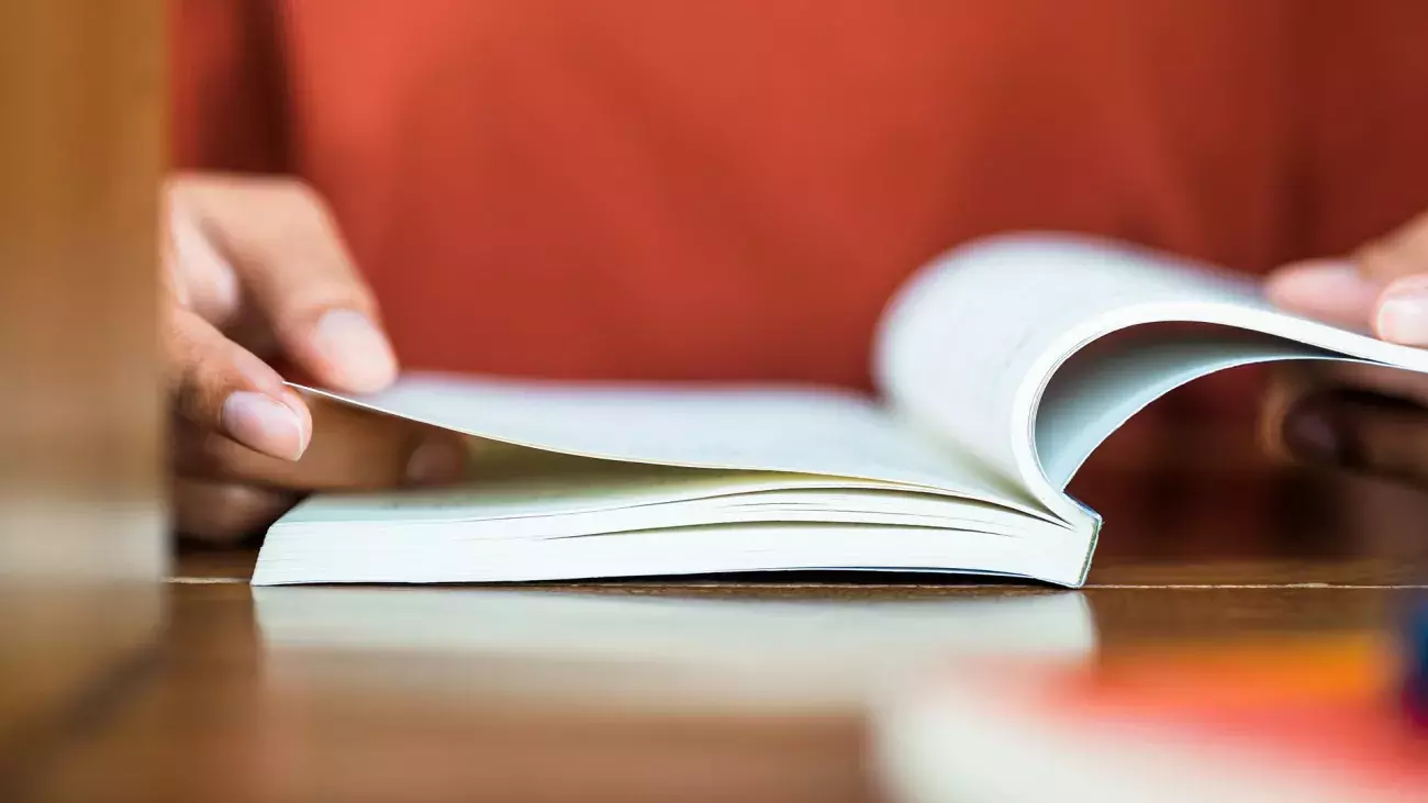 mani che sfogliano un libro