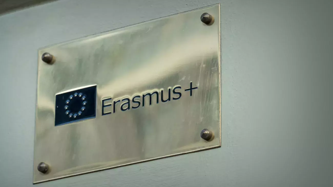 foto targa metallica con scritta Erasmus+